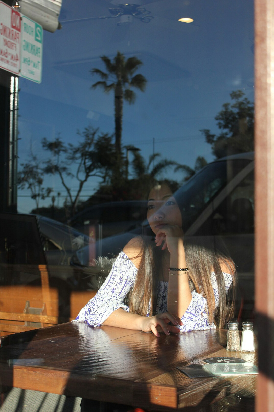 woman writing in cafe