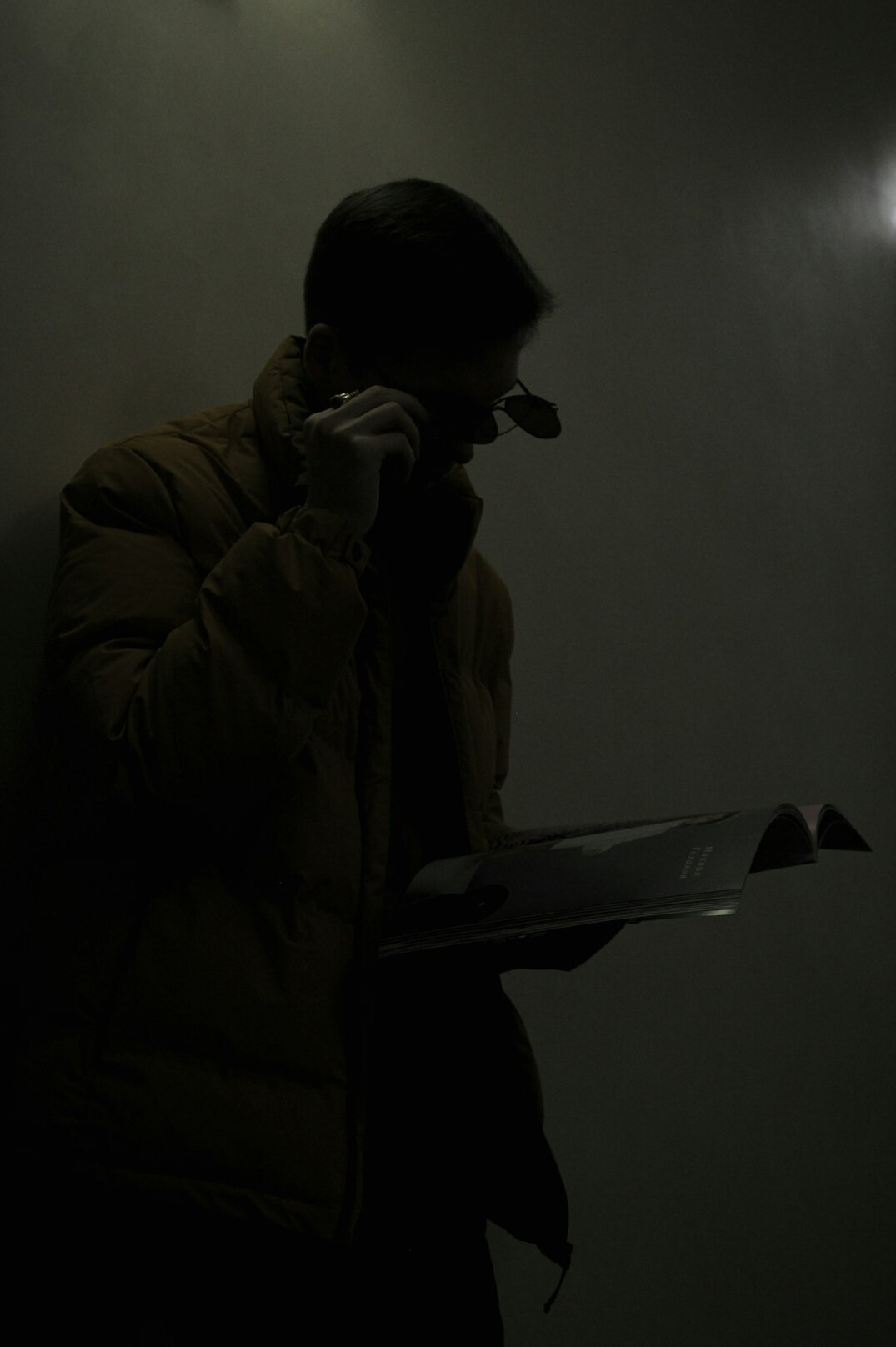 detective reading case file