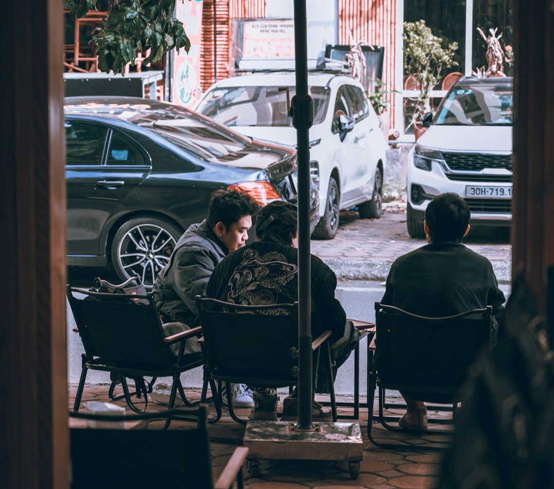 two people arguing in cafe